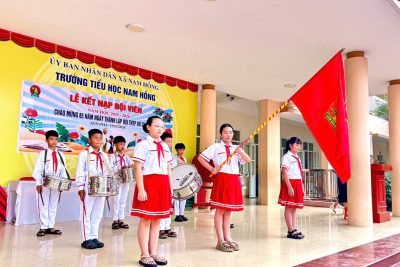 “85 NĂM ĐỘI TNTP HỒ CHÍ MINH – LIÊN ĐỘI TRƯỜNG TIỂU HỌC NAM HỒNG CÙNG ĐẤT NƯỚC VIẾT TIẾP NHỮNG MÙA HOA ĐẸP”